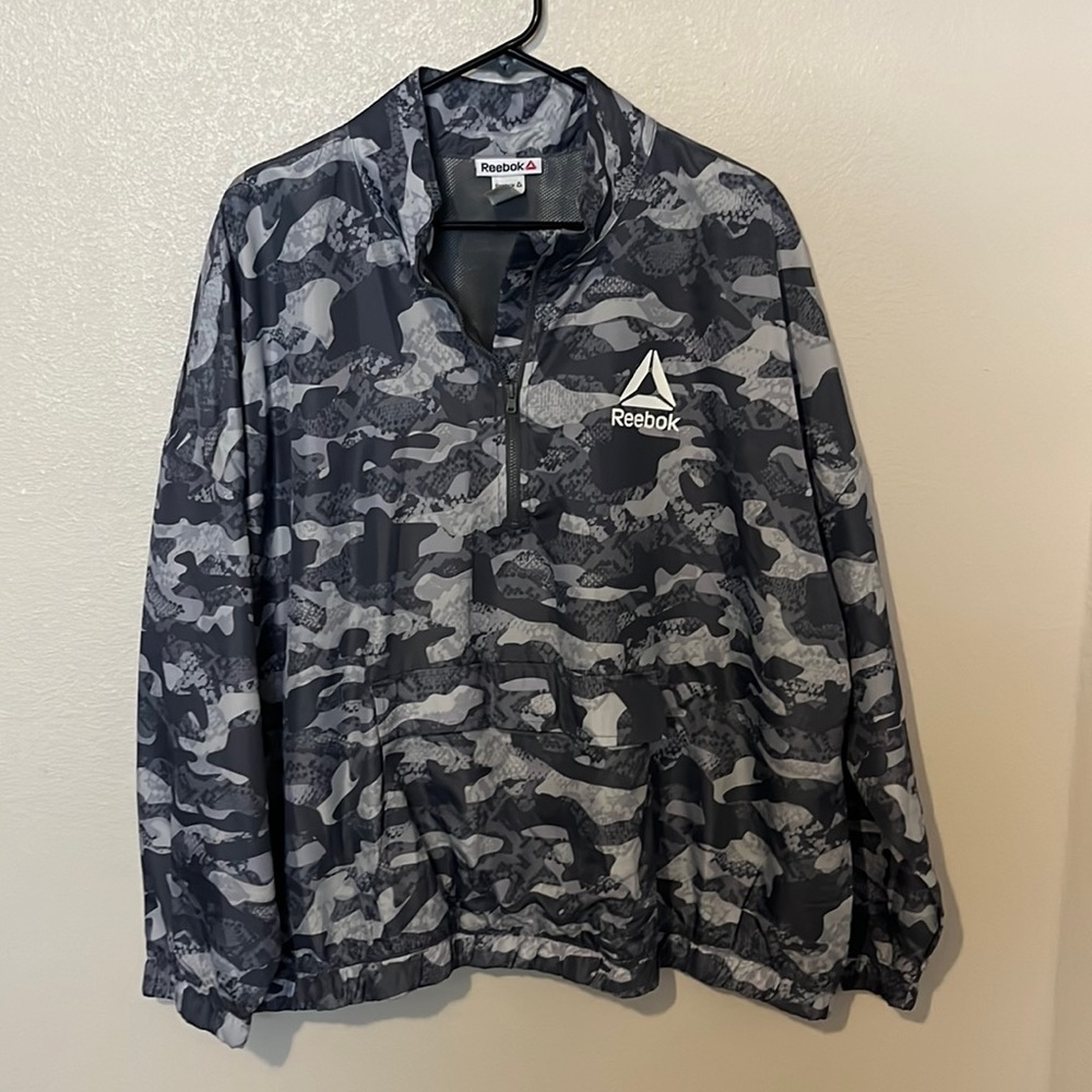 Gray camo rain jacket. Light weight 3/4 zip size xxxl.